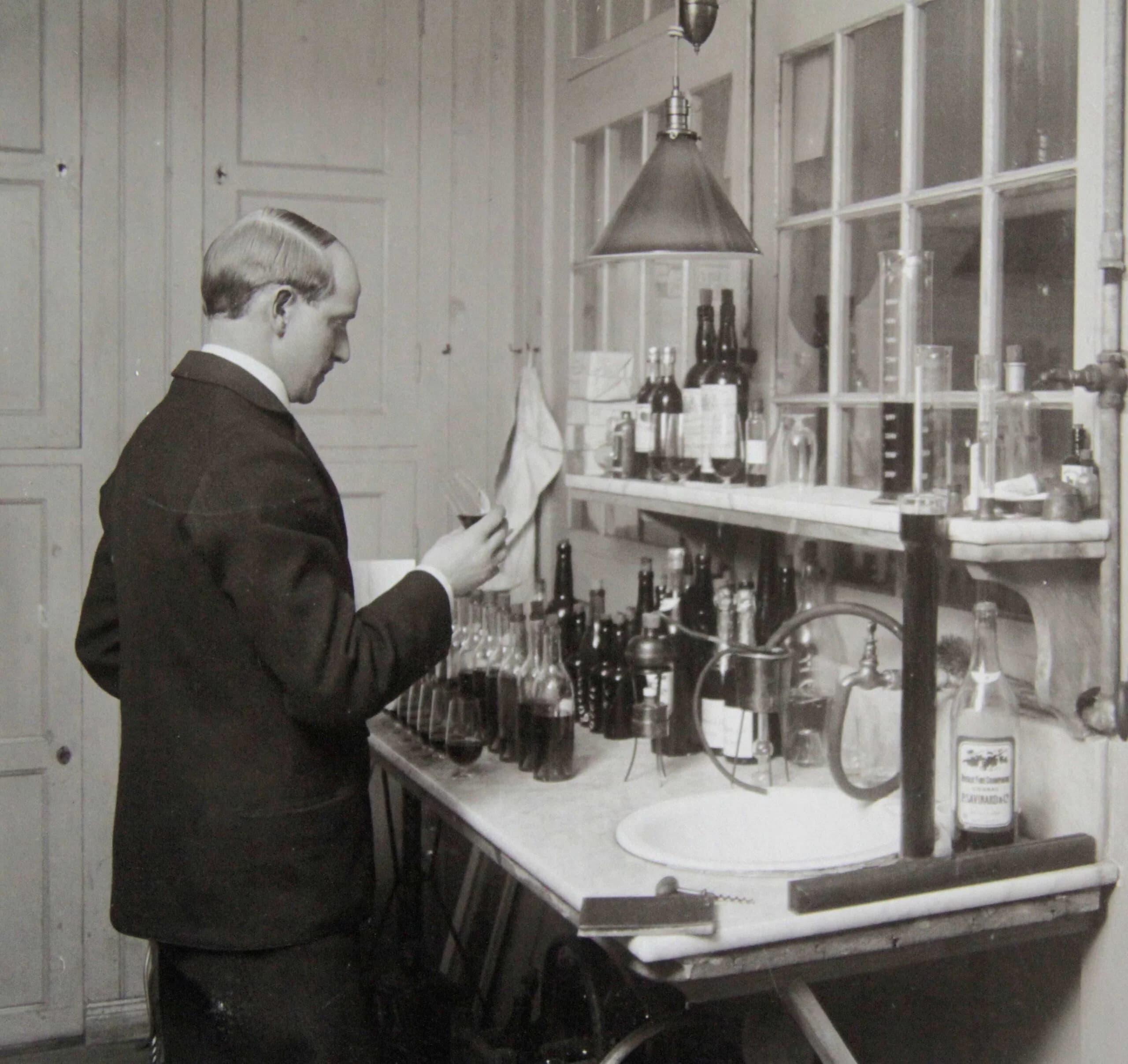 Wine being poured at a Tegnér tasting